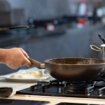 «Чарівний» лайфхак: як швидко відчистити сковорідку від нагару простими засобам