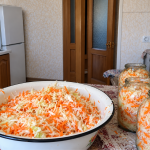 Квашена капуста в 3-літровій банці без води та оцту: завжди хрумка, соковита й ніколи не стає слизькою