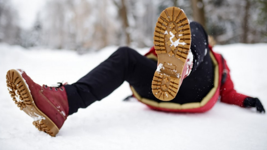 Як зробити взуття неслизьким взимку: прості лайфхаки з підручних засобів