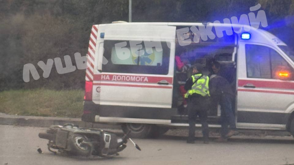У Луцьку легковик збив водія електроскутера: його госпіталізували