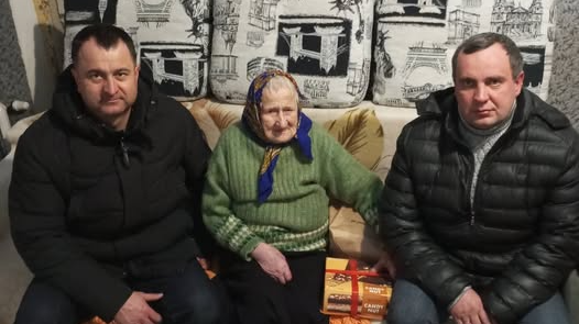 Живе з онуками в оточенні турботи рідних: довгожителька з Волині відзначила 98 день народження