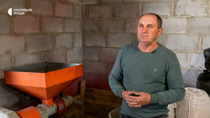 Ветеран із Волині вирощує малину й ожину та почав виготовляти крафтову олію