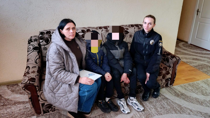 Жили у холодній хаті, без світла, їжі та батька: на Волині у п'яної матері вилучили двох малолітніх дітей