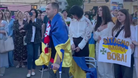 Сльози радості на площі Героїв: на Волині зустріли воїна, який повернувся з полону