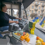 «Хочу подарувати людям радість»: водій луцької маршрутки дивує пасажирів подарунками