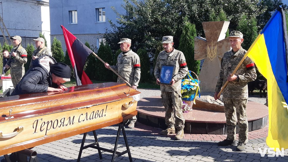 Пройшов пекло війни, але загинув у ДТП: у Луцькому районі прощаються з капітаном ЗСУ, кавалером ордена «За мужність» Павлом Чайкою