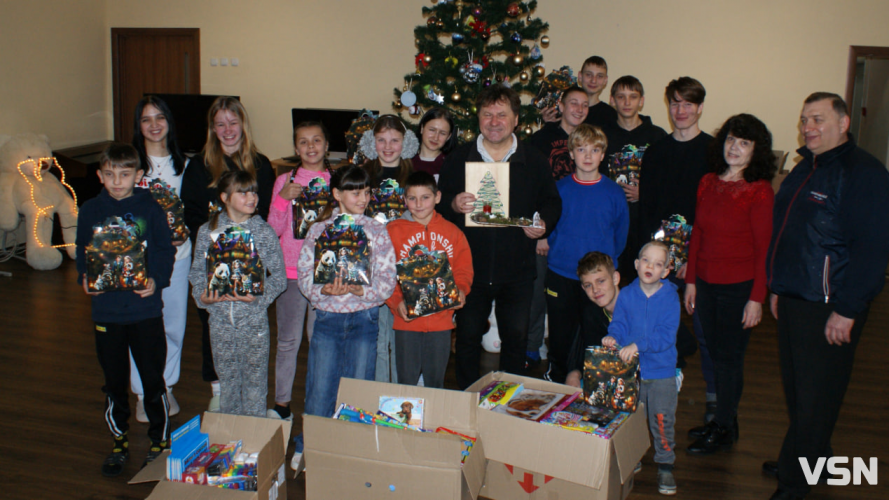 Поет з Волині передав допомогу дітям у Рожищі від американських письменників