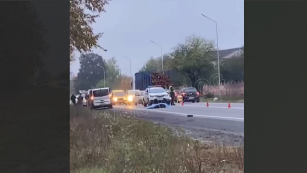 Біля Луцька автомобіль на смерть збив людину. Відео