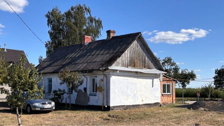 Під штукатуркою знайшли старовинний орнамент: на Волині реставрують столітню хату