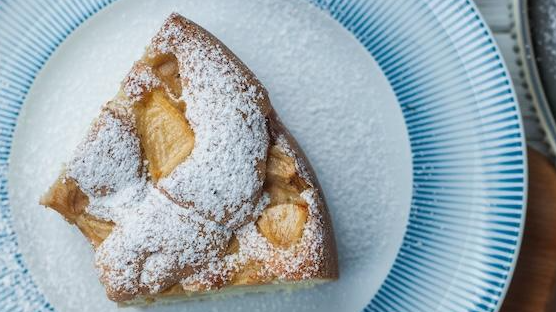 Шарлотка, яка пахне дитинством: простий рецепт яблучного пирога