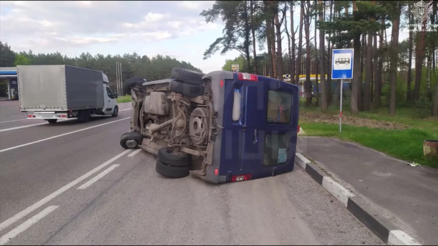 Дорога помилок не пробачає: через неуважність водія на Волині сталась серйозна ДТП