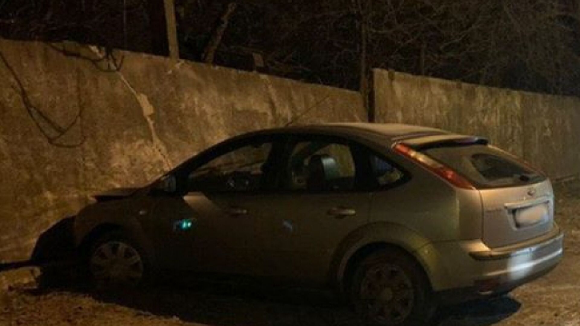 Влетів у бетонний паркан і втік: у Луцьку водія Mercedes покарали за п’яну аварію