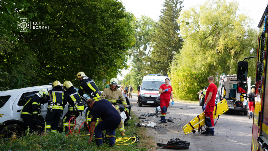 У Луцькому районі в ДТП постраждало 4 людини: одного пасажира деблокували рятувальники. Фото