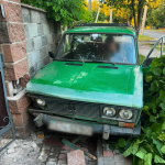 Врізався у бетонний паркан і відмовився від огляду: деталі ДТП у місті на Волині