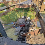 На Закарпатті раптово «впав» міст разом з автомобілями: постраждали люди. Фото