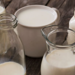 Козяче чи коров’яче: яке молоко насправді корисніше