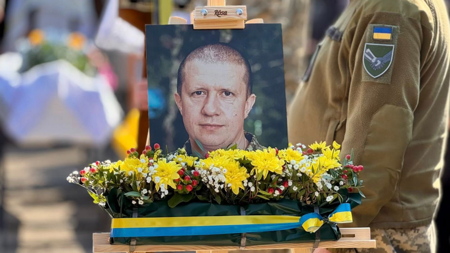 Вйна продовжує забирати життя відданих синів України: на Волині попрощалися з Героєм Русланом Семенюком