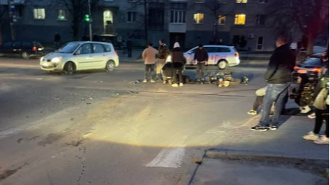 Водій кинув авто і втік, його розшукують: деталі аварії в Луцьку, в якій постраждав 18-річний мотоцикліст та його пасажир