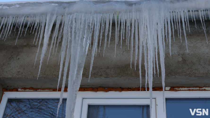 Небезпечні бурульки у Луцьку: хто відповідає за очищення дахів і як убезпечити себе