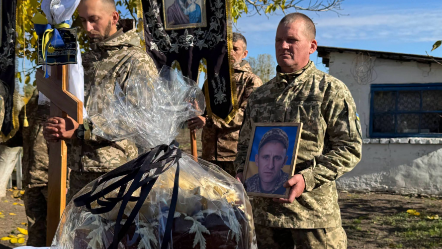 Рідні понад два роки чекали на повернення: на Волині поховали Віктора Атосіна