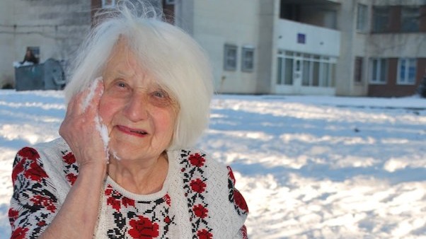 У 84 роки вчить іноземну, обтирається снігом та їздить на екскурсії: лучанка поділилася секретами довголіття