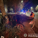 Нічна ДТП у Луцьку: водій на Lexus на шаленій швидкості влетів у дерево