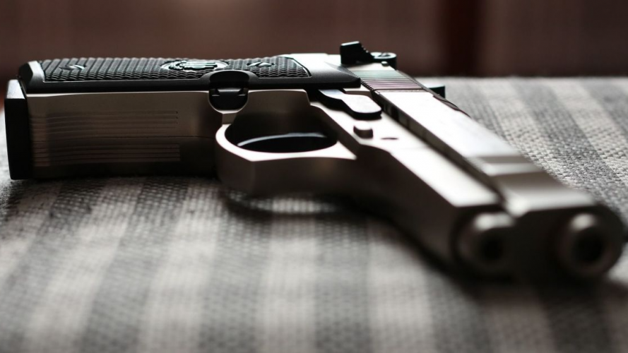 Волинські правоохоронці викрили чоловіка, який переробляв стартові пістолети на вогнепальні і продавав