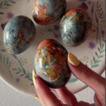 Як зробити мармурові великодні яйця без барвників: покрокова інструкція