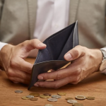 Життя в режимі «про всяк випадок»: які звички у домі видають бідну людину