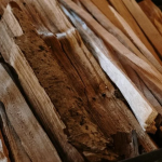 Кидаю це в піч - і дрова горять ефективніше: як грітися у −30 за копійки