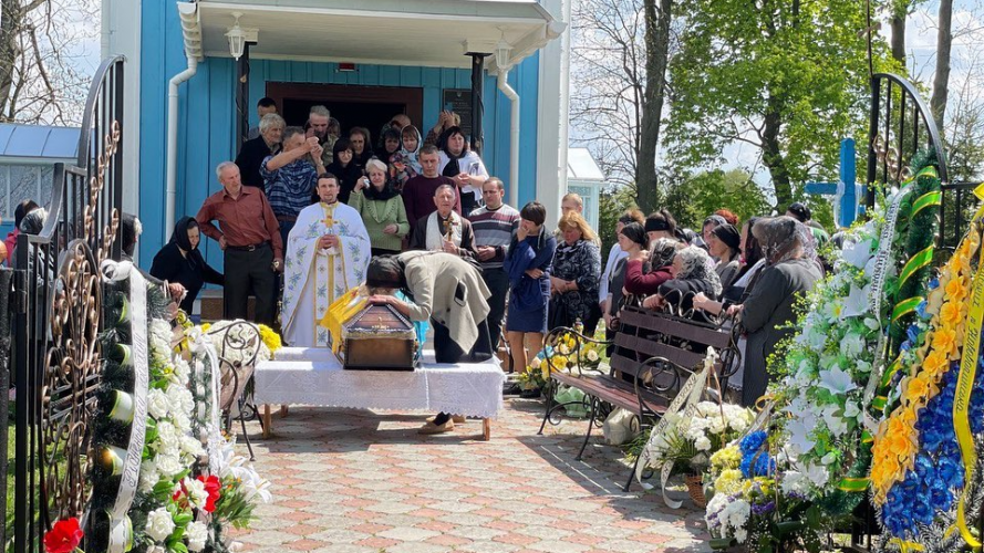 Невимовний біль ятрить наші серця: Нововолинська громада попрощалася із двома загиблими Героями