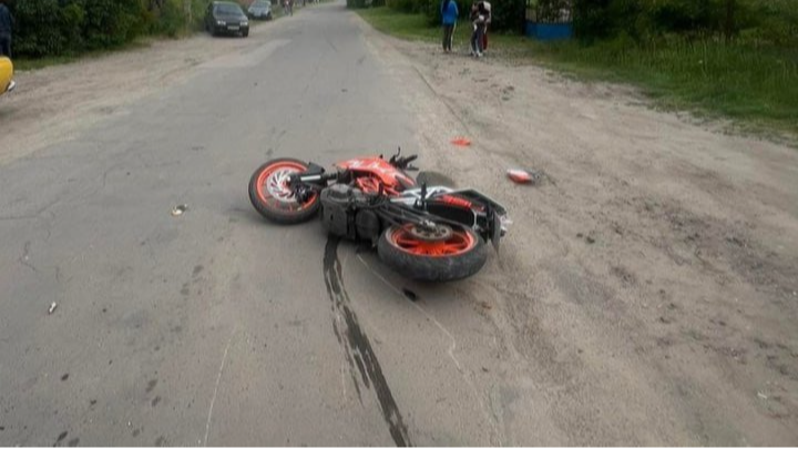 На Волині мотоцикл зіткнувся з автівкою, водія двоколісного госпіталізували