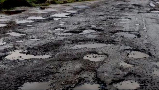 Глибокі вибоїни та зруйнований асфальт: лучани просять відремонтувати дорогу в мікрорайоні Вишків