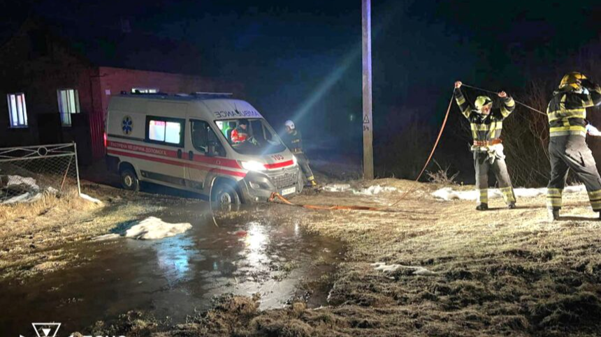 швидка застрягла у багнюці