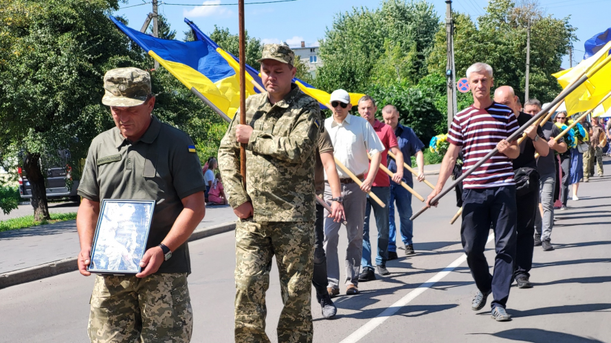 Син і донька втратили батька: на Волині попрощались з Героєм Дмитром Лисюком