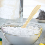 Як новий без хімчистки: простий домашній засіб, який поверне дивану свіжість і чистоту