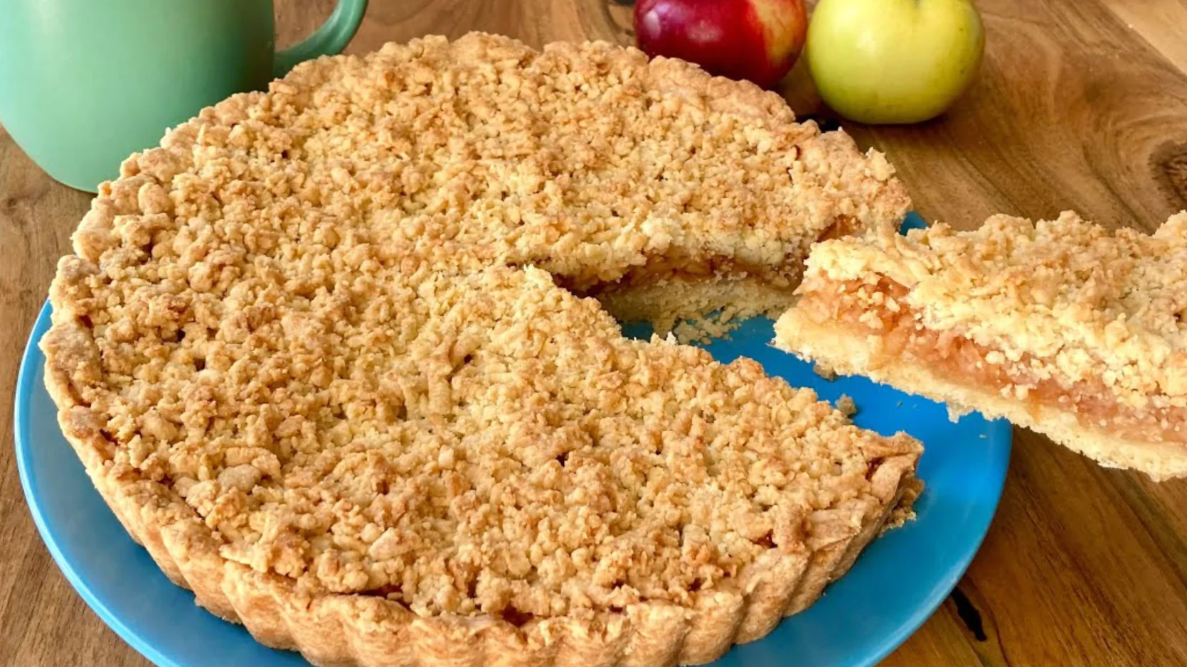 Тертий яблучний пиріг, який завжди вдається — простий рецепт із хрумким тістом і соковитою начинкою