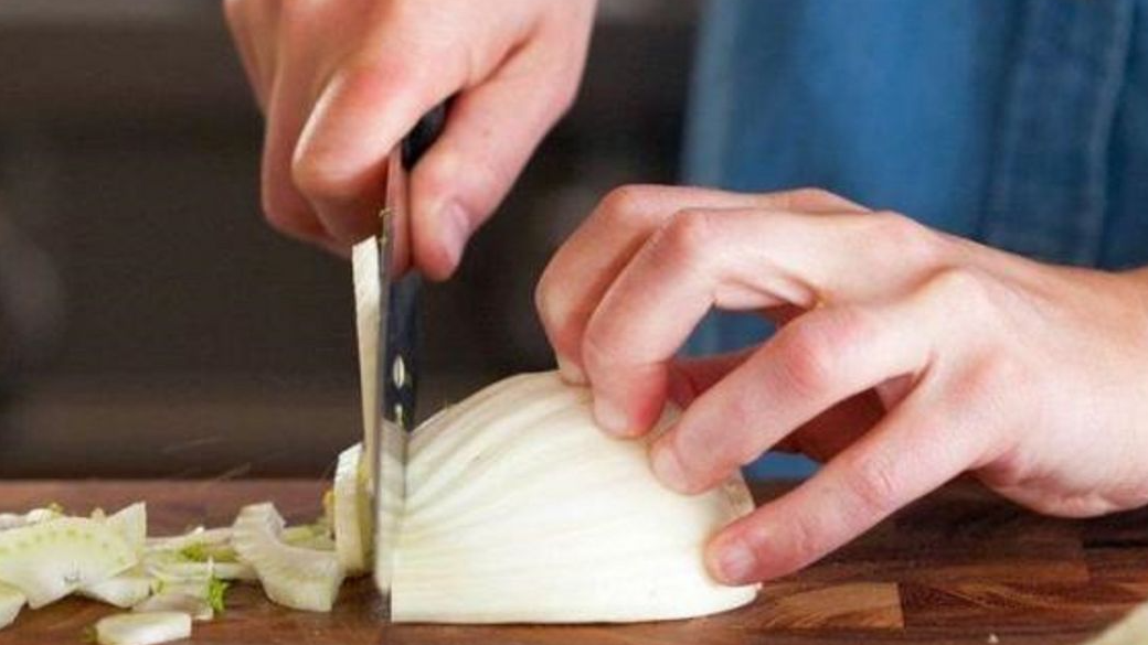Як різати цибулю без сліз: прості лайфхаки, які справді працюють