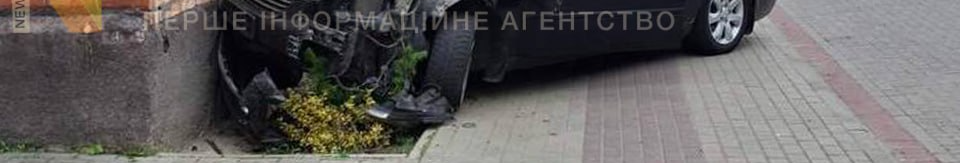 У Луцьку водій врізався у стіну багатоквартирного будинку: на місці працює швидка і евакуатор