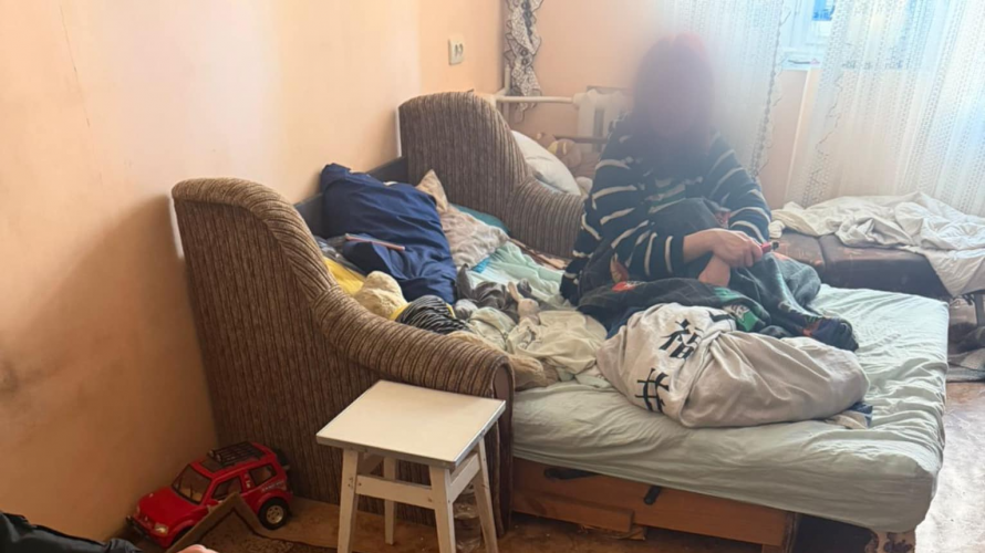 Пила, не готувала їжу та захарастила квартиру: у Луцьку в горе-матері вилучили двох дітей
