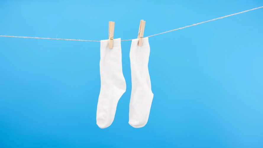 Стануть білішими за сніг: як і чим відбілити шкарпетки