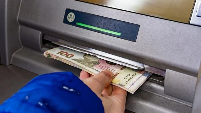 На Волині жінка зняла майже 10 тисяч грн з чужої банківської картки: як її покарали