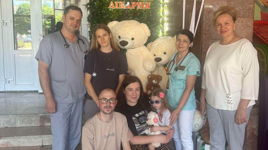 Волинські лікарі разом із «Охматдитом» врятували життя трирічної Саші після важкої пневмонії
