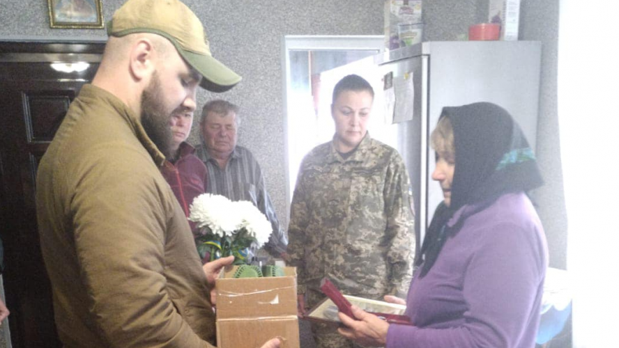 На Волині мамі командира радіолокаційної станції Сергія Панасюка передали посмертну відзнаку