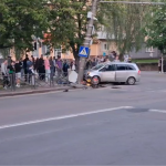 У Луцьку після аварії демонтують пошкоджений стовп: через це змінився маршрут тролейбусів