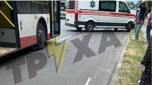 У Луцьку - смертельна ДТП: тролейбус на смерть збив жінку