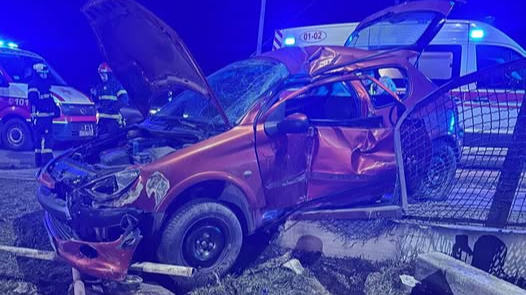 Аварія на Волині: авто перекинулося і влетіло в паркан, постраждалого витягували рятувальники