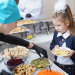 У Луцьку затвердили нові ціни за харчування учнів у школах: стало дорожче
