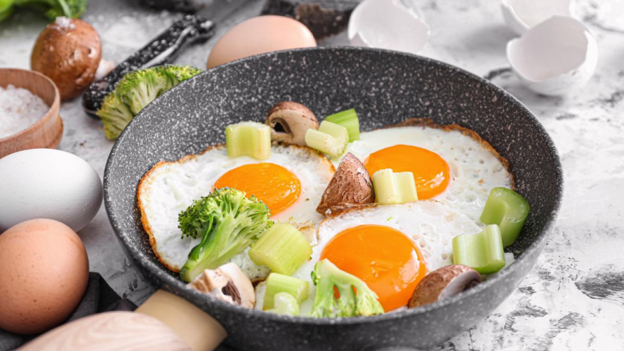 Рослинна олія все псує: як смачніше приготувати яєчню на сковороді