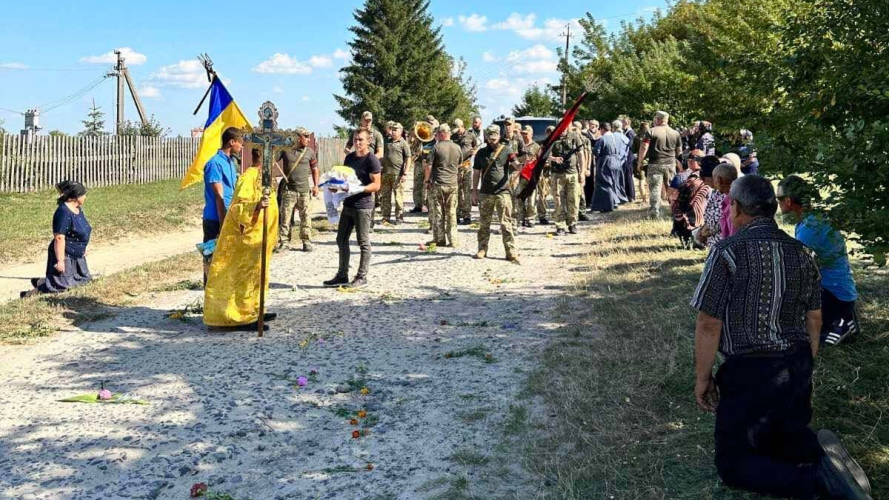 Проводжало зі сльозами все село: на Волині прощалися з військовим, який загинув на війні з росіянами